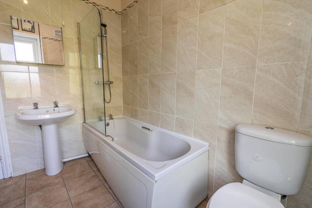 Traditional Quiet Townhouse With Two Bedrooms And Private Garden Great For Airport Crew And Professionals Long Eaton Exterior foto